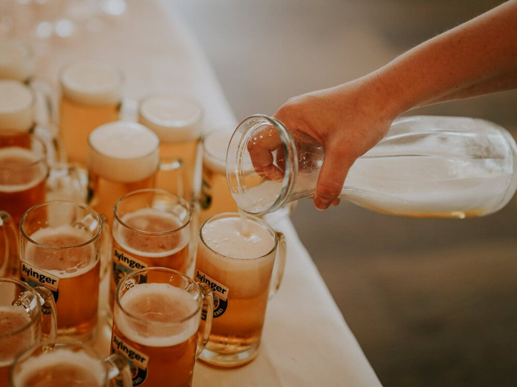 etwas_zum_trinken_einschenken